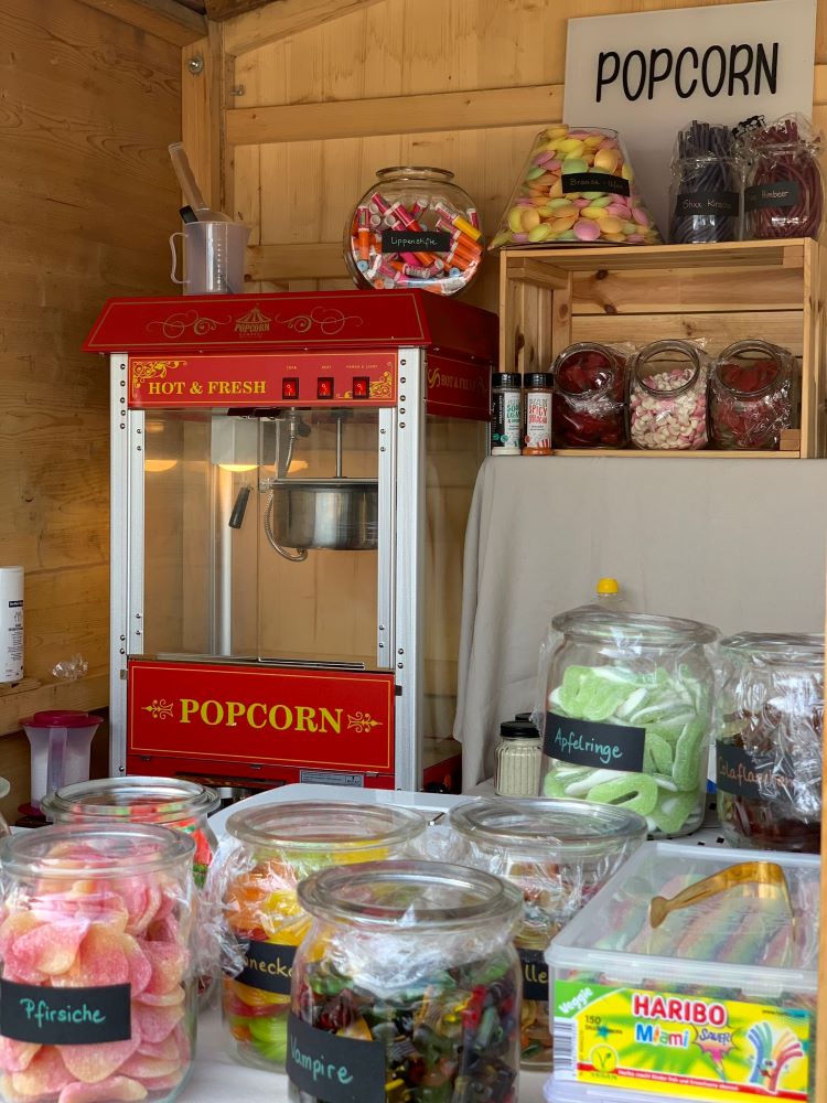 Bunte Auswahl Süßigkeiten und Popcornmaschine